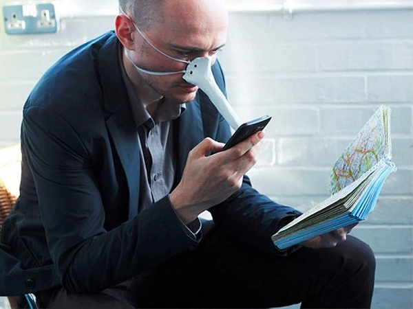 Chiếc mũi cảm ứng giúp người sử dụng có thể thoải mái điều khiến chiếc điện thoại của mình mà không cần dùng đến tay. Chiếc bút gồm có phần thân được làm từ thạch cao, đầu bút được lắp đặt một bộ phận cảm ứng giúp điều khiến điện thoại một cách dễ dàng.