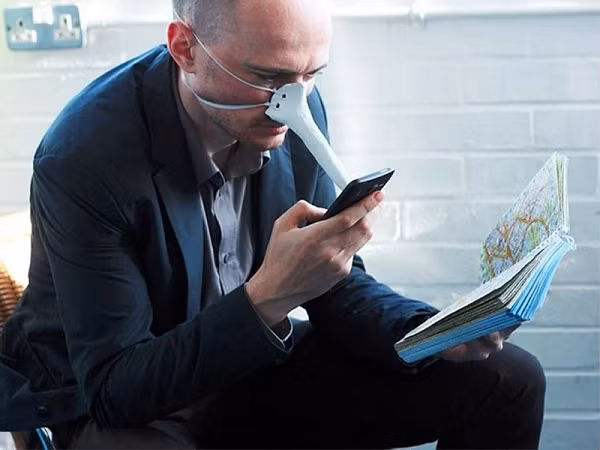 Chiếc mũi cảm ứng giúp người sử dụng có thể thoải mái điều khiến chiếc điện thoại của mình mà không cần dùng đến tay. Chiếc bút gồm có phần thân được làm từ thạch cao, đầu bút được lắp đặt một bộ phận cảm ứng giúp điều khiến điện thoại một cách dễ dàng.