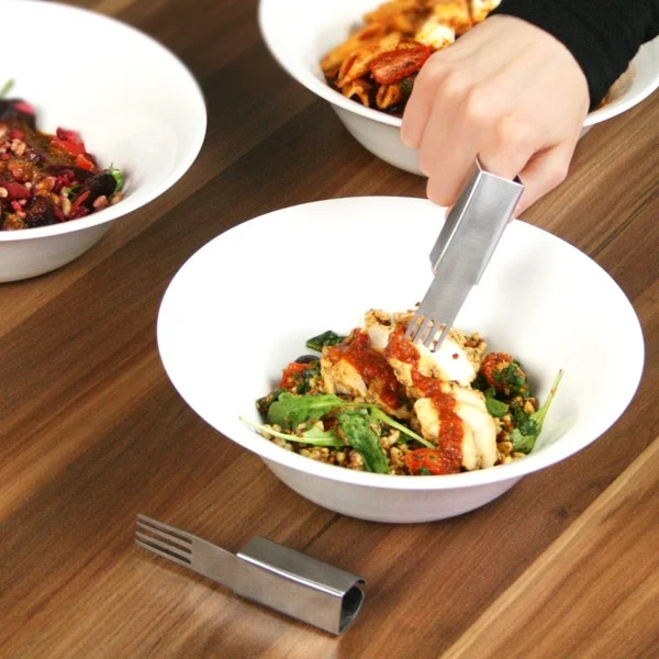 Dụng cụ bọc ngón tay theo hình chiếc dĩa giúp người sử dụng có cảm giác thoải mái khi ăn uống mà không sợ làm bẩn tay hay e ngại dùng đũa cồng kềnh.