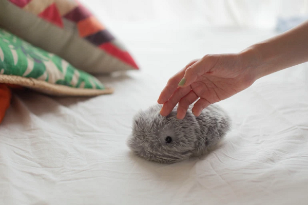 Bên trong lớp lông mềm mại của nó, Moflin có một thân máy đơn giản với một bản lề chính cho phép nó uốn cong và quay đầu, cũng như một loạt các cảm biến khác nhau.