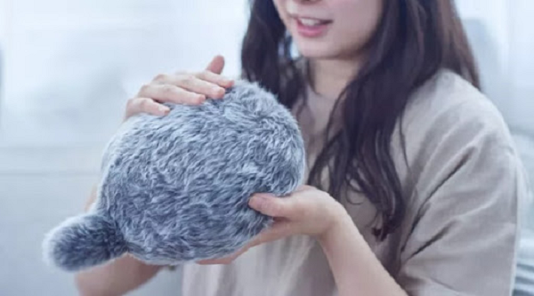 Moflin sẽ được ra mắt vào tháng 3/2021, nhược điểm lớn nhất của Moflin hiện tại là giá cả. Moflin dự kiến có giá 37.800 yên (khoảng $ 360) đắt hơn cả một con mèo hoặc con thỏ thật.