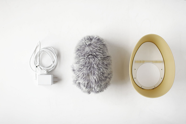 Vanguard Industries thậm chí còn thiết kế một chiếc cũi nhỏ cho Moflin có chức năng như một bộ sạc không dây để nó có thể tiếp nhiên liệu khi không sử dụng và luôn an toàn trong tổ ấm nhỏ của mình.