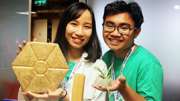 Ngoài nghiên cứu về thành phần cấu tạo, nhóm sinh viên cũng đã đi tham khảo hình dáng, hoa văn của các mẫu gạch lục giác, hình chữ nhật, hình vuông,… Để đáp ứng tính thẩm mĩ, gạch cũng sẽ được sơn các màu sắc khác nhau. Mới đây, dự án giành được giải nhì cuộc thi "Tìm kiếm ý tưởng sáng tạo vì một đại dương không nhựa" do UNESCO tổ chức.