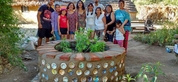 Sau khi biến rác thải thành gạch sinh thái, các bạn trẻ này sẽ đến các tiệm cà phê, trường học ngoại thành… để xây dựng và lắp đặt chúng thành bàn ghế, kệ sách, chậu hoa và thậm chí là những bức tường nhà hoàn toàn kiên cố và chắc chắn.