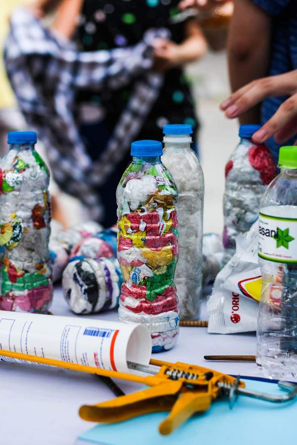 Hãy nhồi thật chặt chai bằng những món đồ bạn tìm kiếm được. Nhớ dùng cả chiếc đũa thần để đảm bảo chai được nhồi khít. Sau khi hoàn thành tác phẩm, hãy thử cân lại viên gạch của mình. Cân nặng nhẹ nhất của 1 viên gạch nên là khối lượng của chai khi đầy chất lỏng nhân với 0,35. Ví dụ, một chai thể tích 500ml, sẽ nặng khoảng 200g sau khi thành gạch.