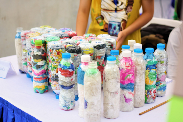 Vật chất hữu cơ như giấy, đường, lá cây có thể phân hủy bên trong chai nhựa, khiến viên gạch dễ bị hỏng. Còn kim loại hay thủy tinh đều có thể được tái chế, không gây hại đến môi trường nên không cho vào chiếc chai nhựa.