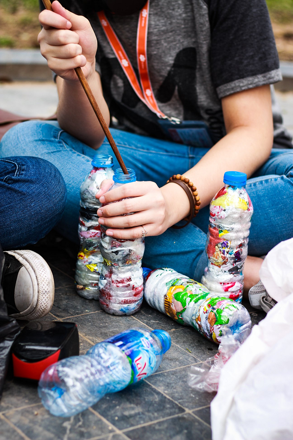 Tìm những vật liệu nhựa mềm để nhồi vào chai như: túi nilon, ống hút, hộp xốp, vỏ bánh kẹo, vỏ bọc bao bì. Đừng quên làm sạch và làm khô chúng trước khi cho vào chai nhựa.