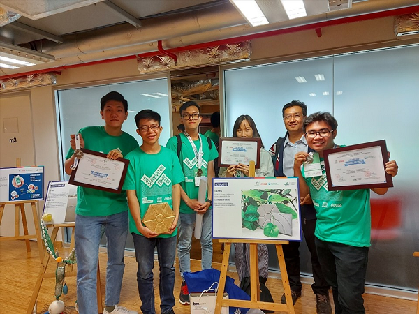 Quá trình thử nghiệm tại phòng lab của trường, cả nhóm sử dụng chính những hộp cơm được vứt trong thùng rác của lab để tạo ra những viên gạch. Viên gạch đầu tiên "ra lò" không đáp ứng được kì vọng của các thành viên trong nhóm. Gạch không chắc, có thể dùng tay bẻ vỡ.