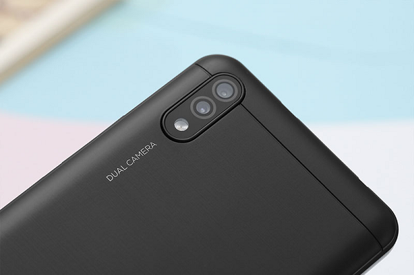 P41 có cấu hình yếu, màn hình IPS 5,5 inch độ phân giải VGA+, chip MediaTek MT6580A 4 nhân, RAM 1 GB, bộ nhớ 8 GB có thể mở rộng tối đa 64 GB, chạy Android 8 Oreo và pin 3.500 mAh. Camera chính của máy có độ phân giải 5 megapixel, camera phụ 2 megapixel.