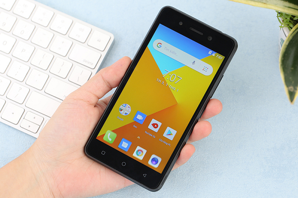 Alpha Lite được trang bị màn hình 5 inch độ phân giải VGA, RAM 1 GB, bộ nhớ 8 GB có thể mở rộng tới 128 GB, camera chính độ phân giải 5 megapixel, phụ 2 megapixel. Máy chạy Android 8 Oreo, pin 2.050 mAh.