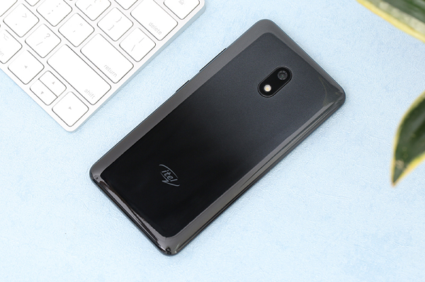 Điện thoại Itel Alpha Lite chỉ hỗ trợ mạng 3G với thiết kế nhựa, các góc bo tròn và viền màn hình dày.
