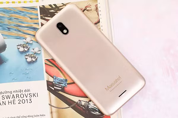 X5 Fami có màn hình IPS 5,45 inch, độ phân giải HD+. Cấu hình của máy gồm chip xử lý Spreadtrum SC7731E 4 nhân, RAM 1 GB, bộ nhớ trong 8 GB có thể mở rộng qua thẻ nhớ microSD.