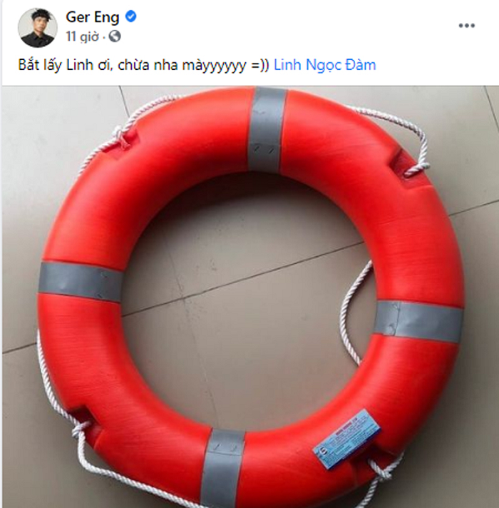 Bên cạnh những lời yêu thương, một số người anh trong nghề còn có nhiều cách động viên đàn em sau khi vấp phải scandal trên trời rơi xuống này.