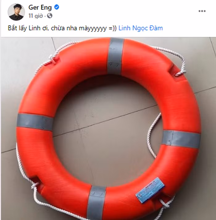 Bên cạnh những lời yêu thương, một số người anh trong nghề còn có nhiều cách động viên đàn em sau khi vấp phải scandal trên trời rơi xuống này.