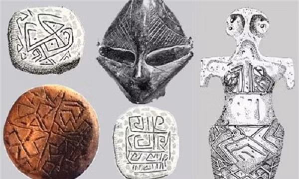 Nhiều bức tượng thời cổ đại có khuôn mặt kỳ lạ, đầu oval, mắt to lồi, mũi hẹp dài thẳng xuống che miệng nhỏ không có môi.