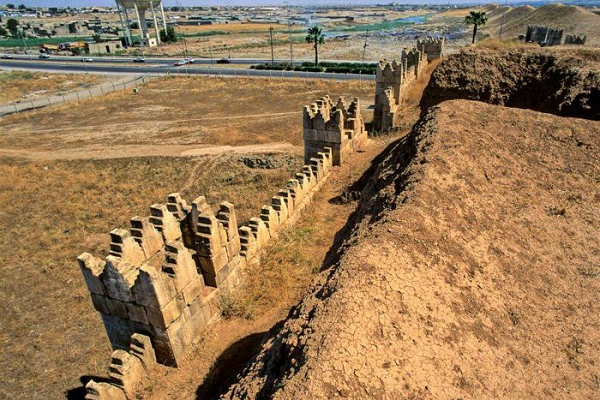 Nền văn minh Nineveh (6000 - 612 TCN), nay là vùng đất Mosul của Iraq, một trong những nền văn minh lâu đời nhất, vĩ đại nhất thế giới. Nineveh từng bị tàn phá bởi một loạt trận động đất, khiến ngôi đền đầu tiên Ishtar bị phá hủy, tuy nhiên, thành phố vẫn tiếp tục phát triển.
