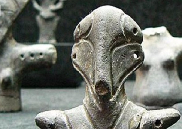 Theo nhiều nhà nghiên cứu, rất có thể người Vinca đã tạc tượng mô phỏng người ngoài hành tinh từng viếng thăm Trái Đất cách đây hàng ngàn năm. Từ đây người ta suy đoán về sự tồn tại của người ngoài hành tinh và sự tương tác của họ với các nền văn minh cổ đại trong quá khứ.