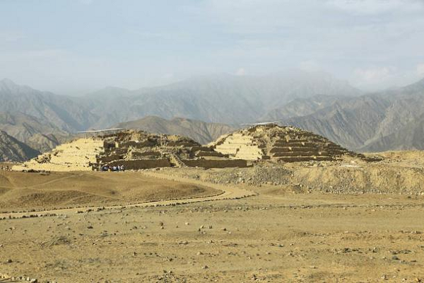 Norte Chico là một xã hội tiền Colombo, bao gồm trên 30 trung tâm dân cư lớn, thủ phủ là thành phố Caral thuộc thung lũng Supe có diện tích rộng hơn 626 ha, thuộc dãy Andes.