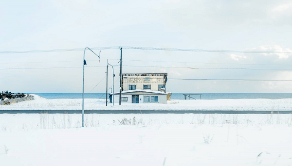 Những tinh thể tuyết hoặc hơi ẩm kết tinh rồi rơi xuống đúng lúc ánh Mặt Trời phản chiếu, tạo thành một luồng bụi sáng lấp lánh tựa những viên kim cương. Hiện tượng này đã trở thành “đặc sản” của Hokkaido.