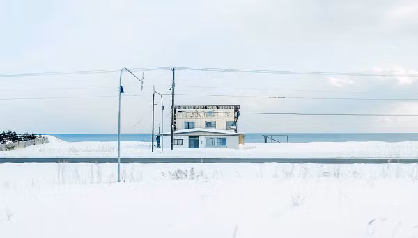 Những tinh thể tuyết hoặc hơi ẩm kết tinh rồi rơi xuống đúng lúc ánh Mặt Trời phản chiếu, tạo thành một luồng bụi sáng lấp lánh tựa những viên kim cương. Hiện tượng này đã trở thành “đặc sản” của Hokkaido.