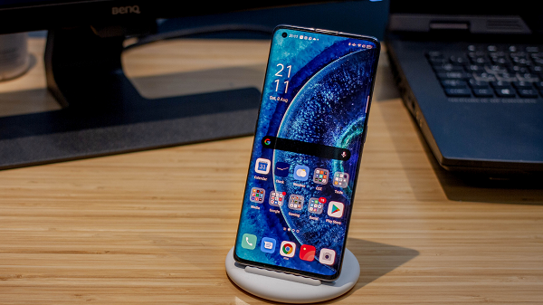 Find X2 được trang bị chip Snapdragon 865 cùng modem 5G X55, RAM 12 GB và bộ nhớ trong 256 GB. Máy sử dụng nền tảng Color OS 7.1 trên nền Android 10.