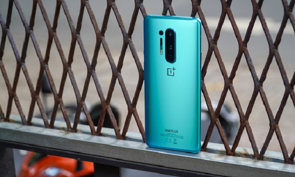 OnePlus 8 Pro 5G trang bị công nghệ sạc Warp Charge công suất 30W cho cả có dây và không dây. Công nghệ của OnePlus sạc 50% pin 4.510 mAh trong 30 phút.