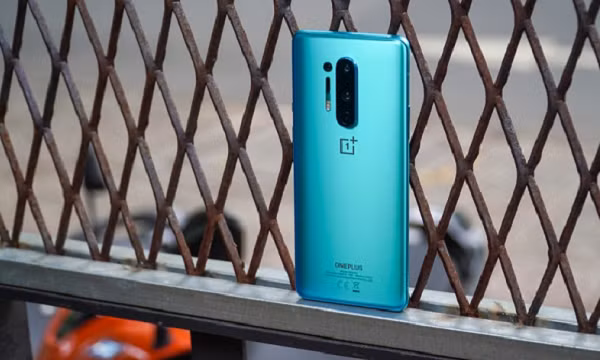 OnePlus 8 Pro 5G trang bị công nghệ sạc Warp Charge công suất 30W cho cả có dây và không dây. Công nghệ của OnePlus sạc 50% pin 4.510 mAh trong 30 phút.