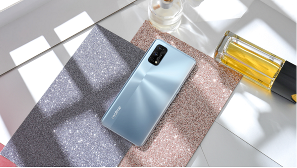 Realme 7 Pro sử dụng màn hình đục lỗ, tấm nền Super AMOLED kích thước 6,4 inch, tỷ lệ 20:9 chiếm hơn 90% mặt trước. Cảm biến vân tay tích hợp dưới màn hình.