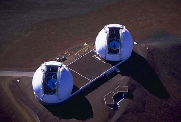 TOI-561b bay quanh một trong những ngôi sao hiếm hoi nằm ở đĩa thiên hà của dải Ngân hà. Hệ sao này ước tính vào khoảng 14 tỉ năm tuổi, trong khi Mặt trời mới 4,5 tỉ năm tuổi. Đồng nghĩa, TOI-561 xuất hiện vào lúc phần lớn ngôi sao trong dải Ngân hà bắt đầu phát sáng.