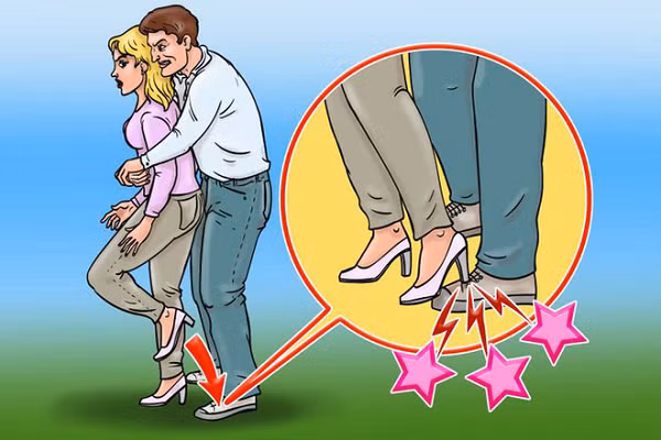 Một trong những cách hiệu quả nhất để đối phó với kẻ tấn công từ đằng sau, đó là giẫm chân. Cách này đặc biệt hiệu quả đối với phụ nữ đi giày cao gót: chỉ cần giẫm với toàn bộ sức mạnh vào đầu ngón chân của kẻ đó là được. Lực dồn lên gót giày đủ để khiến xương ngón chân nứt gãy, khiến hắn khó lòng truy đuổi bạn hơn.