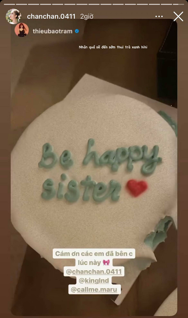 Hội bạn cũng chia sẻ lại story kèm lời động viên nữ ca sĩ bằng những chú thích như: "Nhân quả sẽ đến sớm thôi trà xanh”, "Hạnh phúc trong tương lai nhé chị mình ơi", Đàm tổng còn gay gắt: "Nghiệp sẽ quật đứa nào làm chị buồn".
