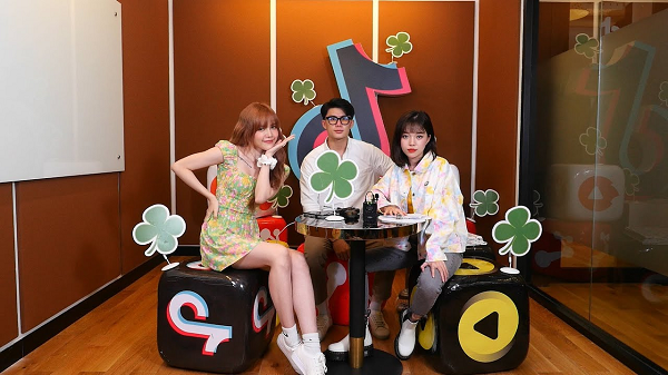 Không kém cạnh, Đàm Tổng cũng "tố ngược" nữ ca sĩ đi ăn thôi mà lên đồ như đi Fashion Week khiến cư dân mạng được dịp cười bò.