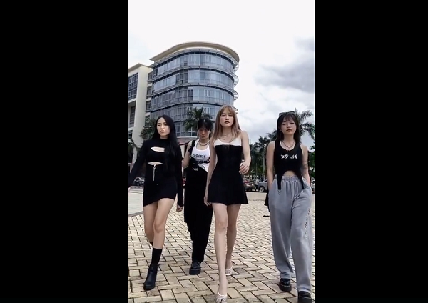 Nữ ca sĩ nhận được không ít lời khen về nhan sắc xinh đẹp, thân hình nóng bỏng và làn da trắng không tì vết của mình.