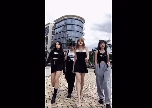 Nữ ca sĩ nhận được không ít lời khen về nhan sắc xinh đẹp, thân hình nóng bỏng và làn da trắng không tì vết của mình.