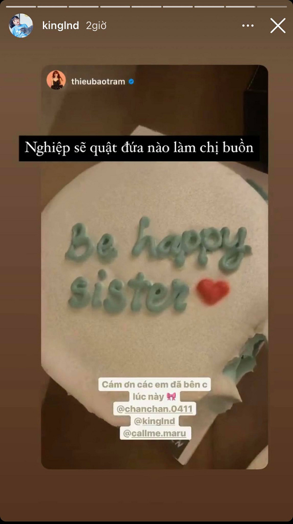 Mạng xã hội đang không ngừng xôn xao về nghi vấn cặp đôi Sơn Tùng M-TP và Thiều Bảo Trâm rạn nứt vì "người thứ ba". Nguồn cơn bắt đầu từ việc Thiều Bảo Trâm đã mở một bữa tiệc nhỏ cùng hội chị em thân thiết gồm: Linh Ngọc Đàm, Xoài non và Tùng Maru. Tại đó, nữ ca sĩ chụp hình chiếc bánh kem với dòng chữ "Be Happy Sister" (Tạm dịch là: Vui vẻ nhé chị gái).