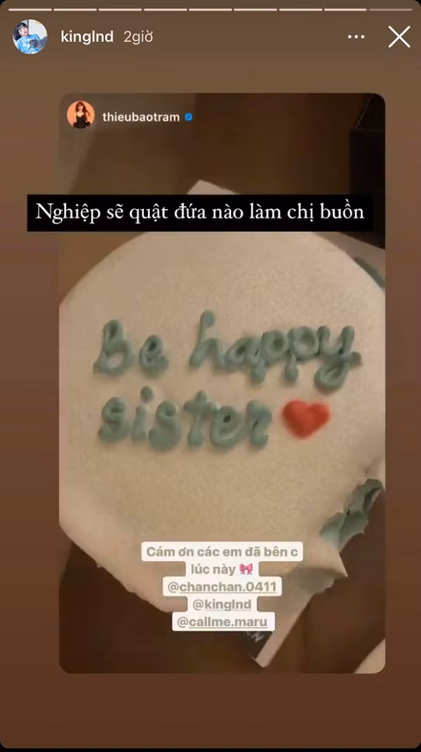 Mạng xã hội đang không ngừng xôn xao về nghi vấn cặp đôi Sơn Tùng M-TP và Thiều Bảo Trâm rạn nứt vì "người thứ ba". Nguồn cơn bắt đầu từ việc Thiều Bảo Trâm đã mở một bữa tiệc nhỏ cùng hội chị em thân thiết gồm: Linh Ngọc Đàm, Xoài non và Tùng Maru. Tại đó, nữ ca sĩ chụp hình chiếc bánh kem với dòng chữ "Be Happy Sister" (Tạm dịch là: Vui vẻ nhé chị gái).