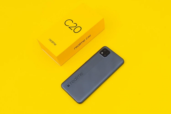 Realme C20 có màn hình giọt nước kích thước 6,5 inch, độ phân giải HD+. Cụm camera hình vuông có kích thước lớn nhưng trong đó chỉ có một camera với độ phân giải 8 megapixel. Điểm nổi bật trong máy ảnh của C20 là hỗ trợ AI, giúp chụp thiếu sáng, HDR và xoá phông. Camera trước có độ phân giải 5 megapixel, hỗ trợ AI làm đẹp.