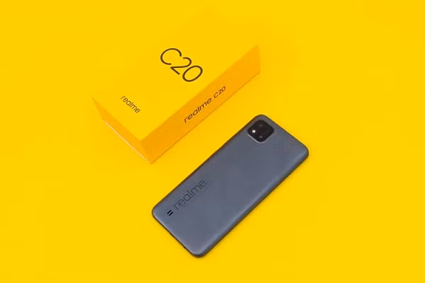 Realme C20 có màn hình giọt nước kích thước 6,5 inch, độ phân giải HD+. Cụm camera hình vuông có kích thước lớn nhưng trong đó chỉ có một camera với độ phân giải 8 megapixel. Điểm nổi bật trong máy ảnh của C20 là hỗ trợ AI, giúp chụp thiếu sáng, HDR và xoá phông. Camera trước có độ phân giải 5 megapixel, hỗ trợ AI làm đẹp.