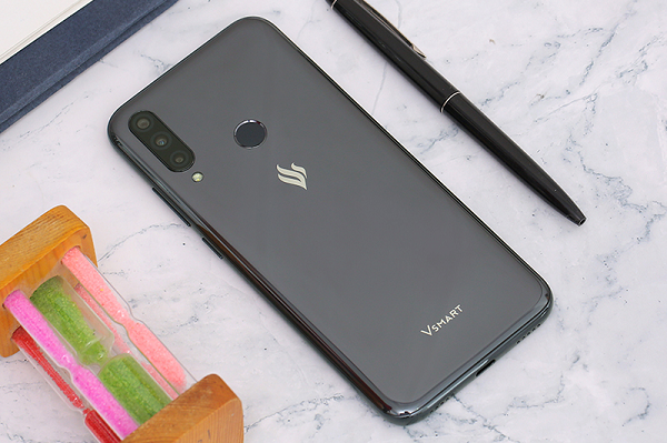 Vsmart Joy 3 có mặt lưng đổi màu cùng màn hình giọt nước quen thuộc của các thế hệ trước. Máy có màn hình 6,52 inch độ phân giải HD+, chip xử lý Snapdragon 632. Phiên bản mới được nâng cấp bộ nhớ RAM lên 3 GB và bộ nhớ trong lên 32 GB với 3 camera, camera chính 13 megapixel, camera phụ 8 megapixel cho góc siêu rộng và một camera hỗ trợ xóa phông độ phân giải là 2 megapixel.