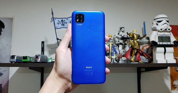 Cụm camera sau ba ống kính với camera chính 13 megapixel, cùng hai camera 2 megapixel chuyên chụp macro và đo chiều sâu của ảnh. Redmi 9C sử dụng chip Helio G35 8 nhân tốc độ 2,3 GHz với hai phiên bản RAM 2 GB, bộ nhớ 32 GB và RAM 3 GB bộ nhớ 64 GB. Giá khởi điểm từ 2,49 triệu đồng.