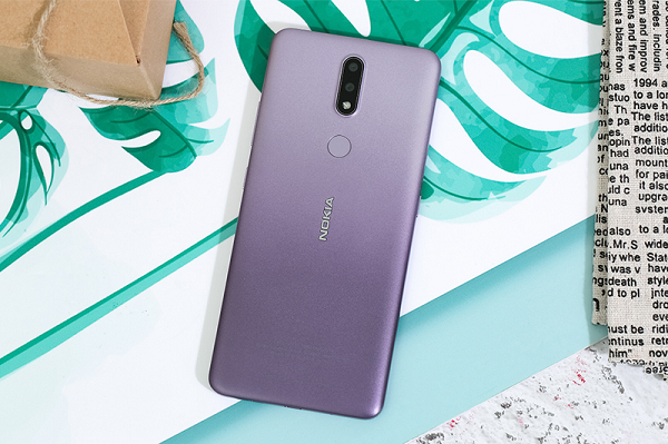 Nokia 2.4 sử dụng màn hình LCD với thiết kế giọt nước kích thước 6,5 inch độ phân giải HD+. Camera kép, với camera chính độ phân giải 13 megapixel, đi kèm camera 2 megapixel hỗ trợ xóa phông. Cạnh đó là đèn flash, cảm biến vân tay một chạm. Camera trước 5 megapixel.