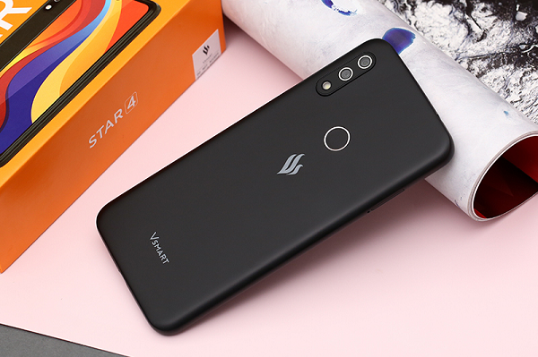 Vsmart Star 4 có màn hình dạng "giọt nước", camera trước độ phân giải 8 megapixel. Màn hình kích thước 6,09 inch, độ phân giải HD+. Star 4 trang bị vi xử lý MTK Helio P35, RAM 3 GB và bộ nhớ trong 32 GB.