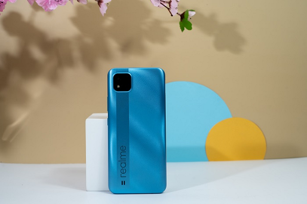 Realme C20 chạy chip xử lý MediaTek Helio G35, RAM 2 GB, bộ nhớ trong 32 GB, có khả năng mở rộng tối đa 256 GB bằng thẻ nhớ. Máy chạy hệ điều hành Android 10 cùng giao diện Realme UI 1.0. Model này có pin 5.000 mAh. Giá máy từ 2,49 triệu đồng.