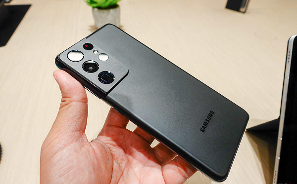 Galaxy S21 series là dòng flagship có chế độ Góc nhìn đạo diễn Director's View và Video hiển thị kép Vlogger View. Director's View cho phép người dùng kiểm soát đến ba khung hình toàn, trung và cận, lựa chọn góc đẹp và chuyển đổi mượt mà giữa các góc quay. Còn Vlogger View cho phép người dùng quay video ở camera trước và sau cùng lúc, chuyên nghiệp như các vlogger ẩm thực hay du lịch nổi tiếng thế giới.