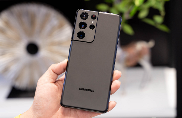 Chip Exynos 2100 còn cộng hưởng với màn hình chất lượng cao, nâng trải nghiệm chơi game và xem phim "bom tấn" 8K. Galaxy S21 Ultra sử dụng màn hình ứng dụng công nghệ Dynamic AMOLED 2X, độ phân giải đầy đủ WQHD (3200x1440), tần số quét 120 Hz, mật độ điểm ảnh 515 ppi và độ sáng 1.500 nit.