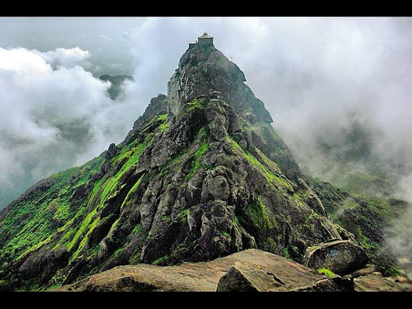 Girnar là nơi sở hữu tới hơn 30 ngôi đền rất nổi tiếng thu hút hàng triệu du khách từ khắp nơi trên thế giới tới thăm quan. Hệ thống Wi-Fi được lắp dọc các con đường đi bộ nơi đây để thuận tiện cho du khách sử dụng.
