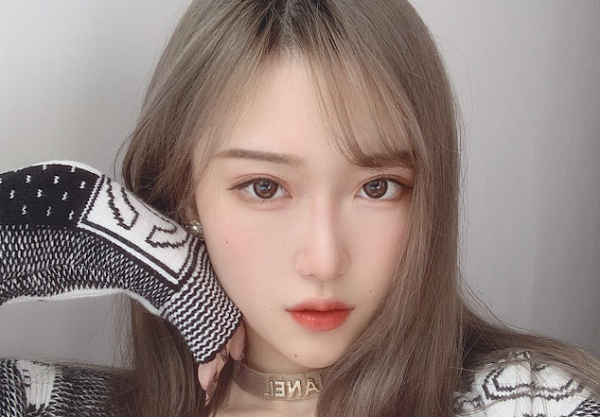 Cuộc sống xa hoa với đồ hiệu và xe hơi khủng của nữ coser cũng là thứ khiến netizen gato đến "đỏ mắt".