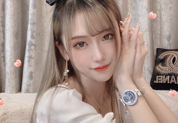 Thêm vào đó, Đoàn Đoàn luôn biết cách làm mới mẻ kênh livestream để thu hút fan. Nhưng việc khoe thân không được ủng hộ từ nhiều người, trong đó có cả các nền tảng streaming. Thế nên không ít kênh livestream đã bị khóa và Đoàn Đoàn cũng chẳng ngoại lệ.