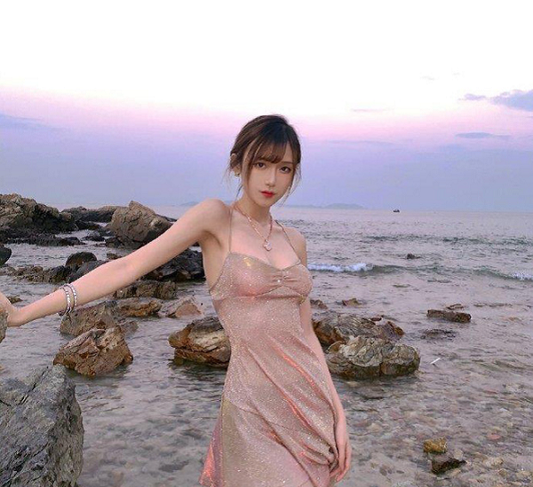 Cách đây không lâu, trong một bộ ảnh khoe dáng nuột nà với bộ váy quyến rũ, đốt mắt người xem được nữ coser đăng tải lên Weibo. Bên cạnh nhan sắc thu hút của cô nàng, điều khiến netizen không thể không chú ý chính là sợi dây chuyền nổi bật mà cô nàng đang đeo.