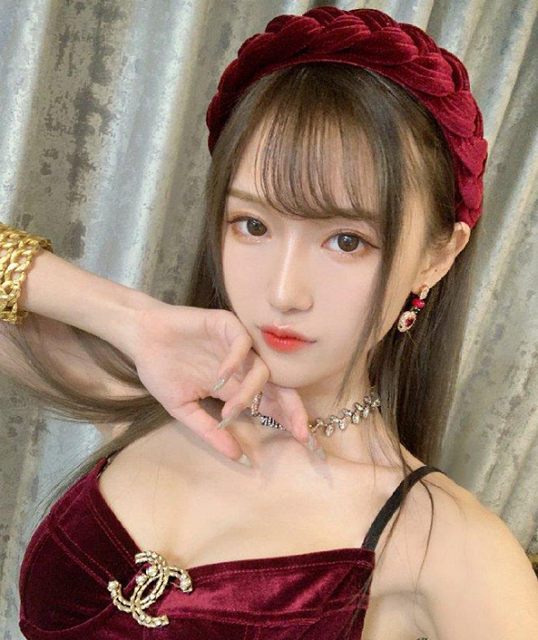 Nhờ ngoại hình quyến rũ cùng tính cách đáng yêu của mình, Đoàn Đoàn đã chiếm được trái tim của nhiều người hâm mộ. Chính vì vậy, cô nàng đã giữ vững được vị trí top đầu trong giới streamer suốt 3 năm liền. Theo đó, thu nhập của Đoàn Đoàn cũng dần tăng theo độ phổ biến của cô nàng.